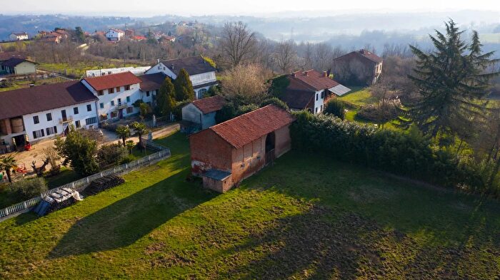 Casa quadrilocale in vendita in Valfenera