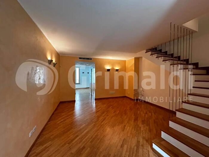 Appartamento trilocale in affitto in Via Madonnina, Milano