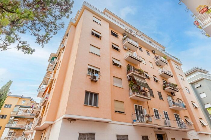 Appartamento quadrilocale in vendita in Via Edoardo Jenner, Roma