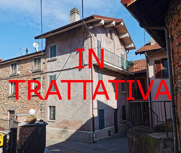 Casa quadrilocale in vendita in Via Madonnina, Cuasso Al Monte