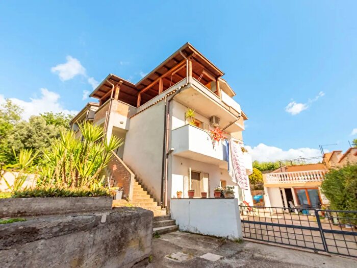 Appartamento con 5 locali in vendita in Via Ginostra, Roma