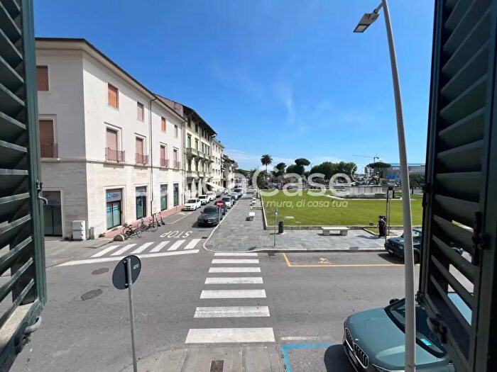 Appartamento con 6 locali in vendita in Viareggio
