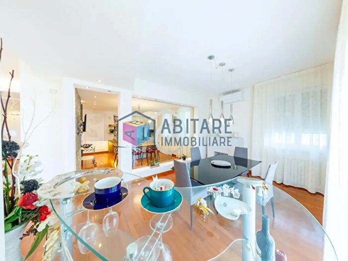 Appartamento con 9 locali in vendita in Livorno