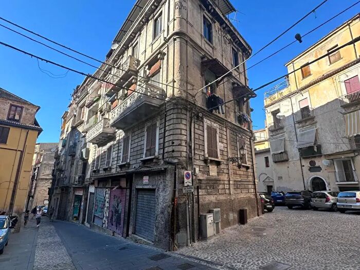 Appartamento trilocale in vendita in Piazza San Giovanni Gerosolomitano, Cosenza