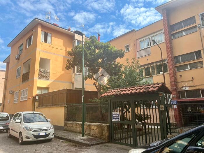 Appartamento trilocale in vendita in Via Giustiniano, Napoli