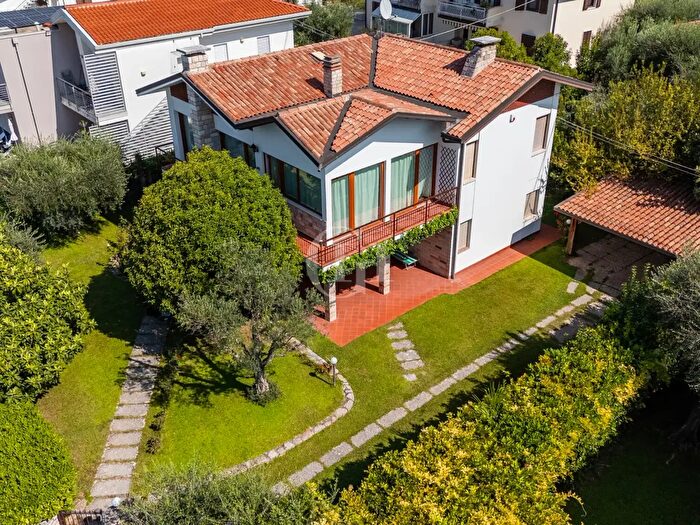 Casa con 8 locali in vendita in Lazise