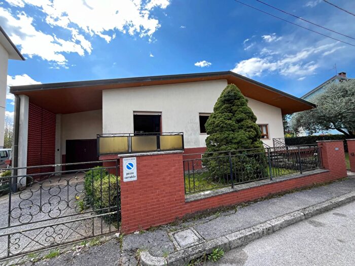 Casa con 8 locali in vendita in Via Friul, Mossa