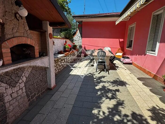 Casa con 6 locali in vendita in Carrara