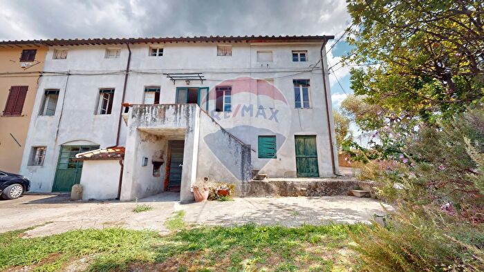 Casa con 8 locali in vendita in Via per Villa Pucci, Capannori