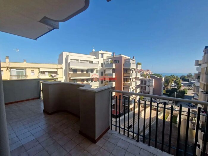 Appartamento quadrilocale in vendita in Via Caposele, Trani