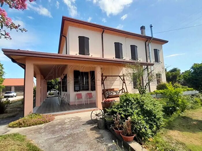 Casa con 13 locali in vendita in Via Croce, Salara