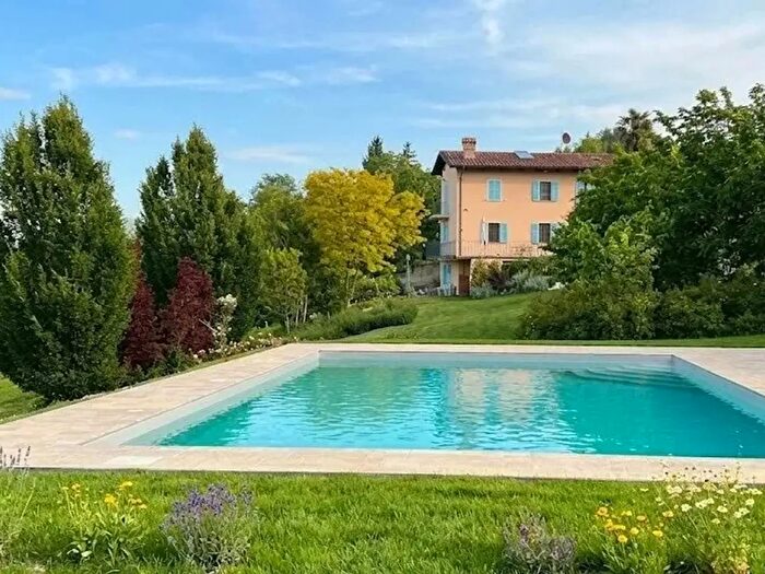 Casa con 5 locali in vendita in Clavesana