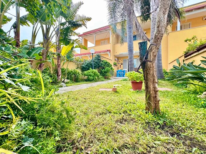 Casa con 8 locali in vendita in Viale dei Pashà, Melendugno