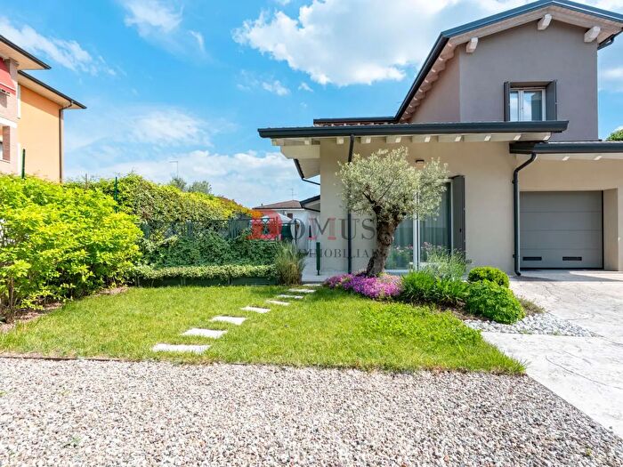 Casa quadrilocale in vendita in Via Rimoldi, Curtatone