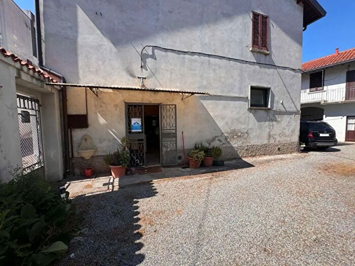 Appartamento quadrilocale in vendita in Via Baracca, Carugo