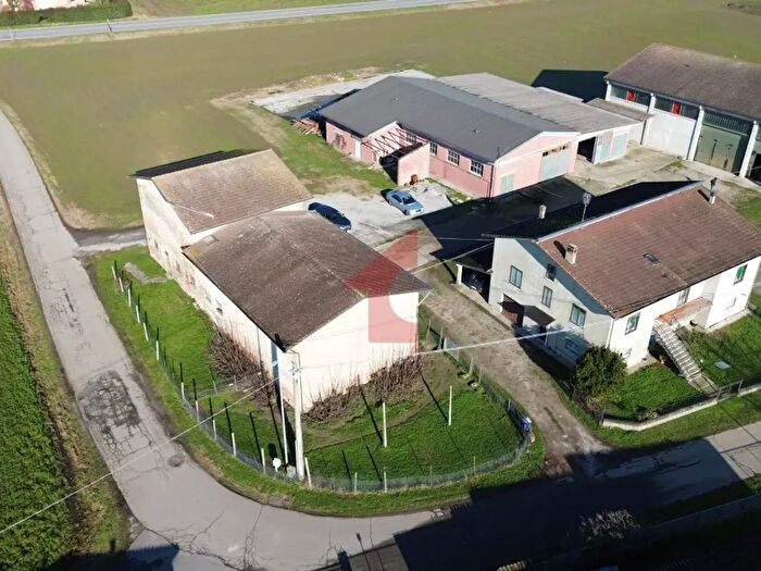 Casa con 6 locali in vendita in Via Crocetta, Polesine Zibello