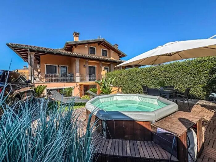 Casa con 6 locali in vendita in Via Pietro Romani, Roma