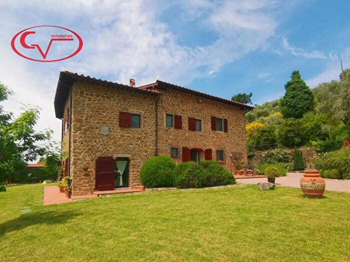 Casa con 8 locali in vendita in Reggello