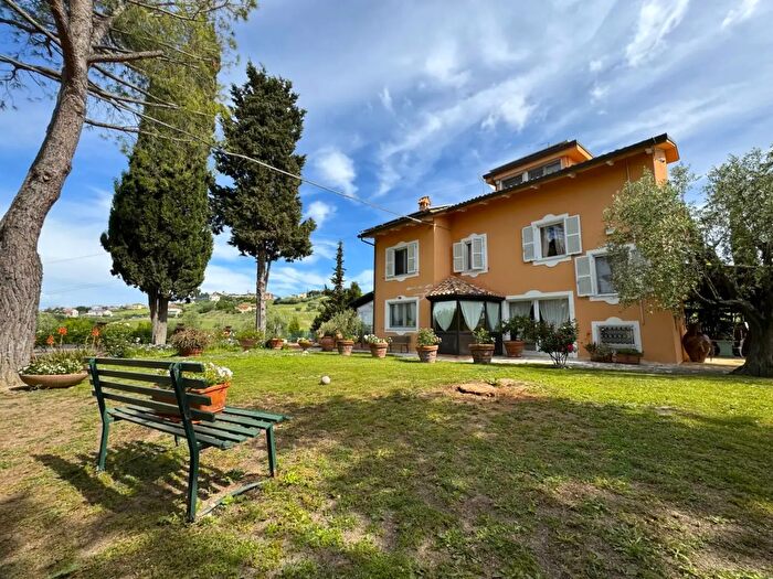 Casa con 15 locali in vendita in Contrada Parete, Fermo