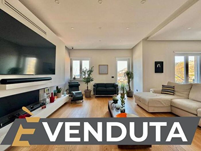 Appartamento con 5 locali in vendita in Via San Domenico, Napoli