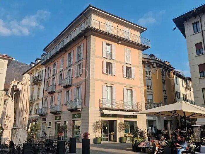 Appartamento quadrilocale in affitto in Piazza Volta, Como