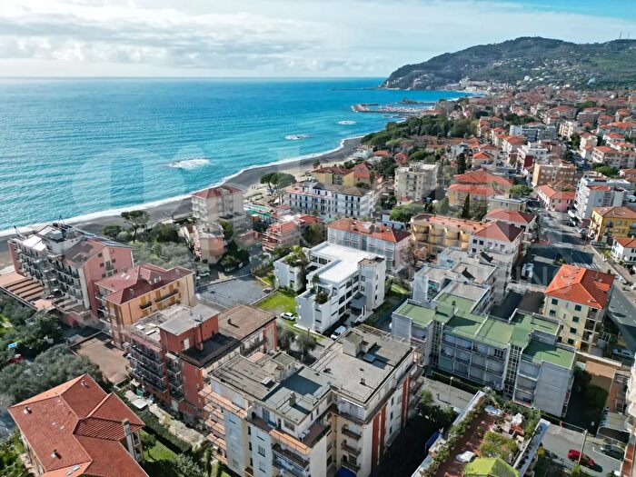 Appartamento trilocale in vendita in Via Generale Ardoino, Diano Marina