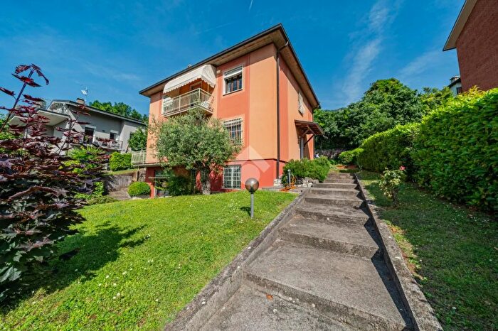 Casa con 10 locali in vendita in Via Monte Grappa, Botticino