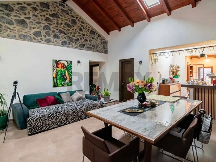 Casa con 7 locali in vendita in Via Molise, Acireale