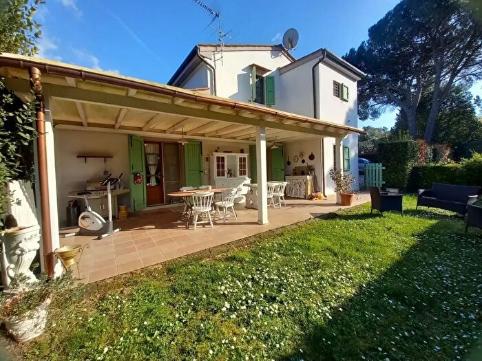 Casa con 12 locali in vendita in Crespina Lorenzana