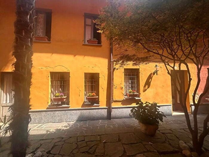 Casa con 8 locali in vendita in Garlasco
