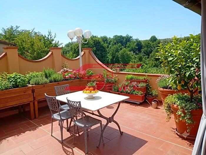 Casa con 10 locali in vendita in Lamporecchio
