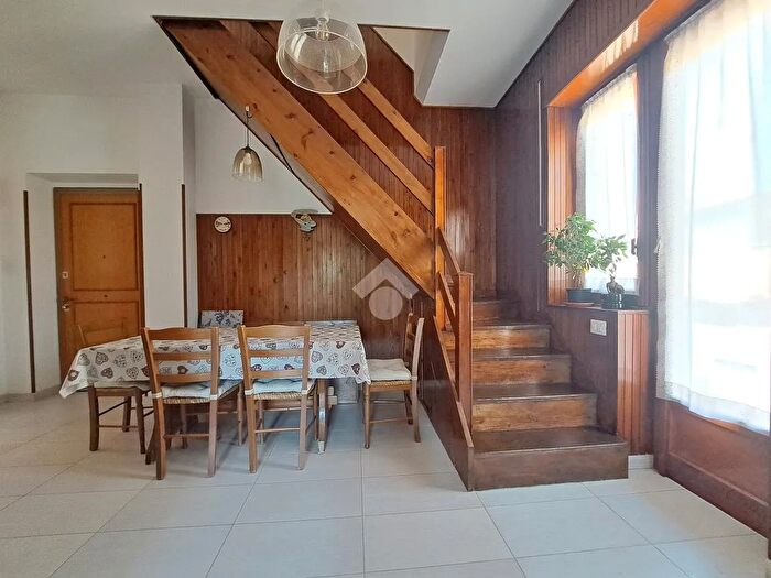 Appartamento con 5 locali in vendita in Via Montecassiano, Roma