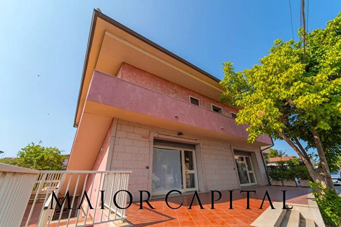 Casa con 11 locali in vendita in Via Modena Snc, Olbia