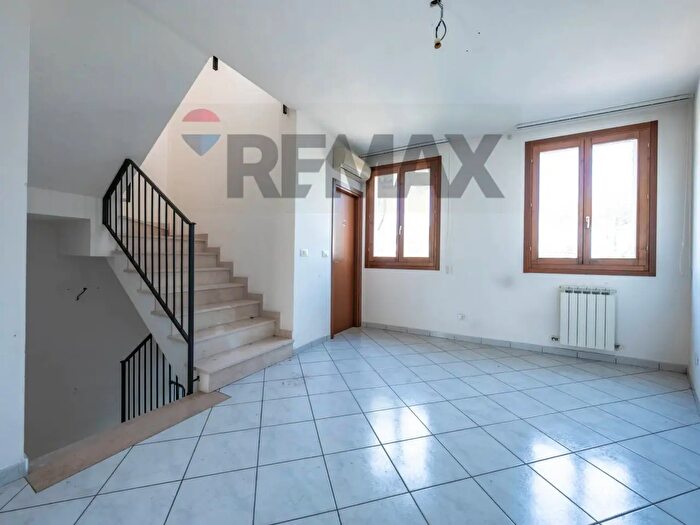 Appartamento con 9 locali in vendita in Via Mozambico, Portomaggiore