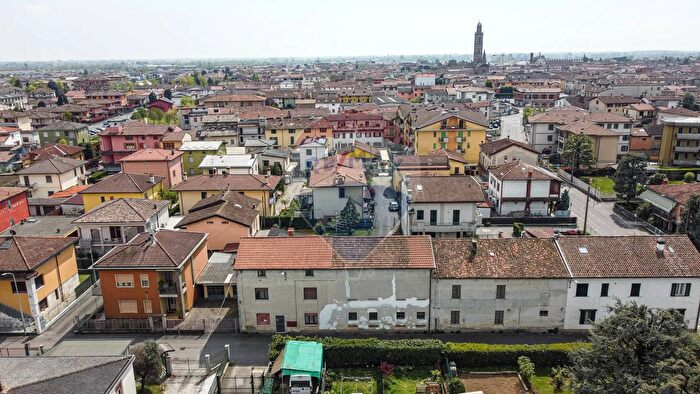 Casa con 10 locali in vendita in Caravaggio