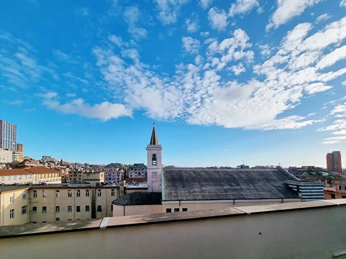 Appartamento con 6 locali in vendita in Genova