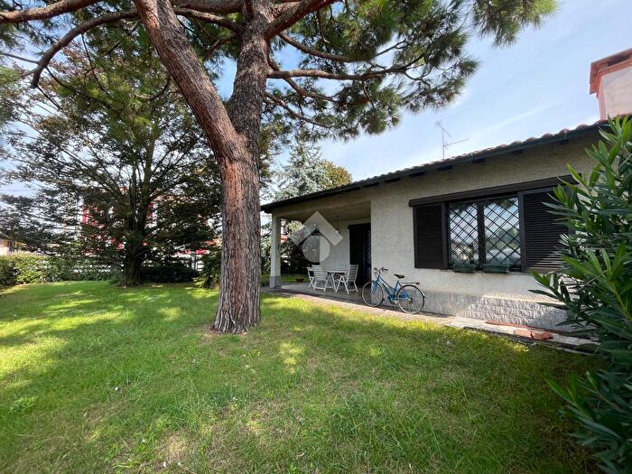 Casa trilocale in vendita in Via Monte Grappa, Arconate