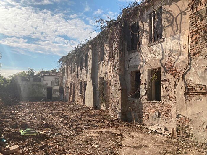 Casa con 8 locali in vendita in Valliera Loc Cengiaretto, Adria