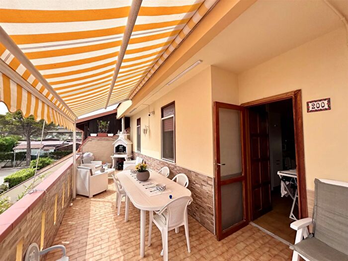 Appartamento trilocale in vendita in Via Val di Noto, Campofelice Di Roccella