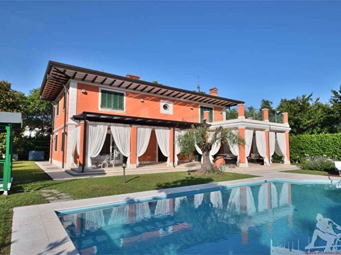 Casa con 6 locali in affitto in Caranna, Forte dei Marmi