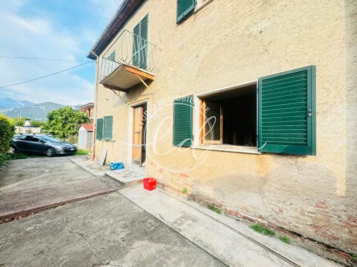Casa con 7 locali in vendita in Seravezza