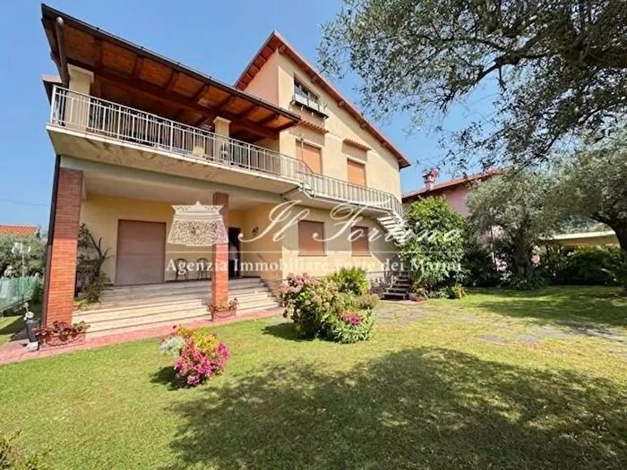 Casa con 10 locali in vendita in Seravezza
