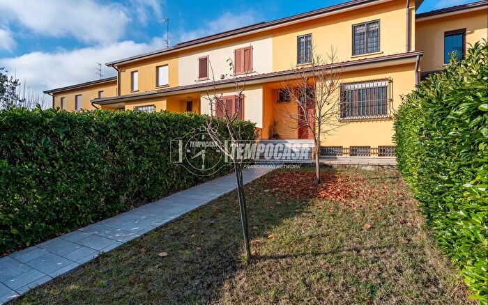 Casa con 8 locali in vendita in Via Radici in Monte, Castellarano