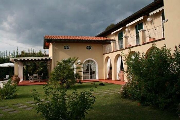Casa con 6 locali in affitto in Forte Dei Marmi
