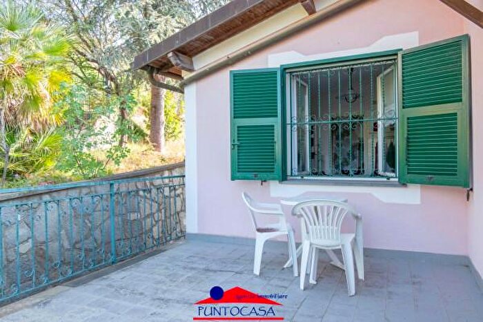 Casa con 6 locali in vendita in Aquila dArroscia