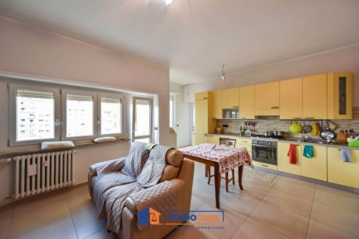 Appartamento trilocale in vendita in Corso Sebastopoli, Torino