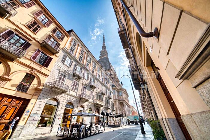 Appartamento con 5 locali in vendita in Via Montebello, Torino