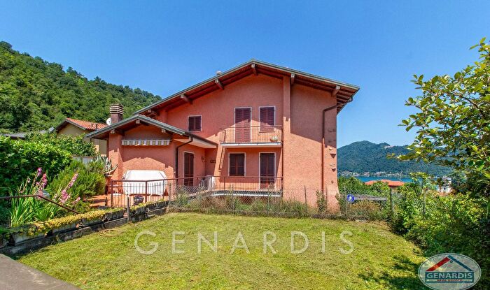 Casa con 7 locali in vendita in Manzoni, Brusimpiano