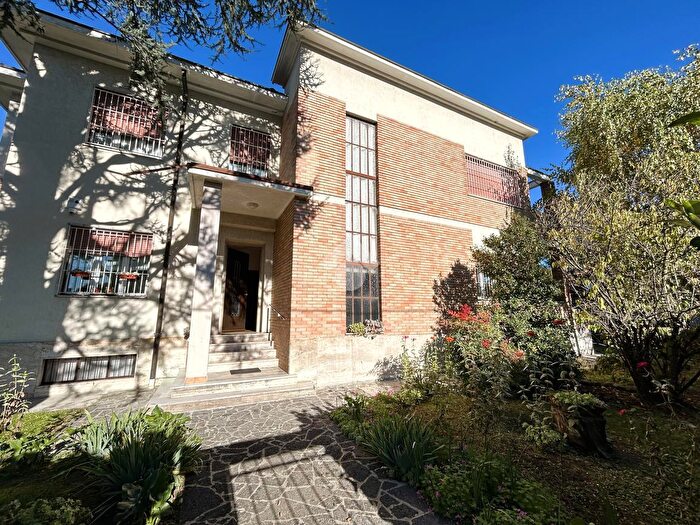 Appartamento quadrilocale in vendita in Via Alessandro Volta, Arcore