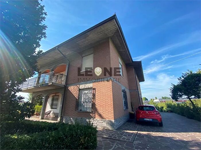 Casa con 12 locali in vendita in Vignola